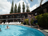 veleros-piscina-niños-saltando-agua