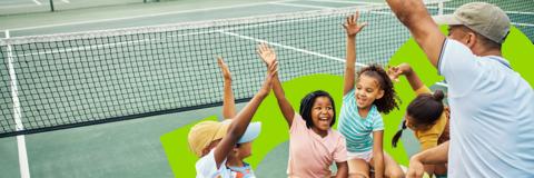 Profesor de tenis anima a su grupo de estudiantes