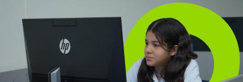 Estudiante utilizando una computadora en sala de computación