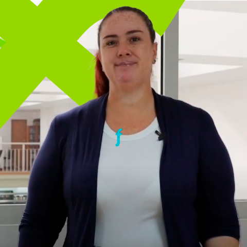 Mujer presentando microcapsula de ingles amplía tus horizontes