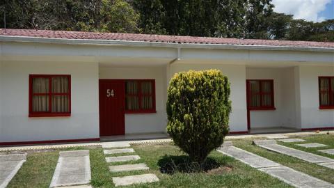 Vista exterior de habitaciones de hotel rodeada de naturaleza