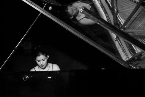 Laura Rosales tocando el piano a blanco y negro