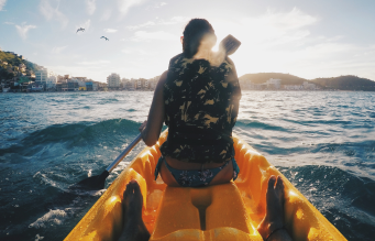 Mujer-montando-kayak