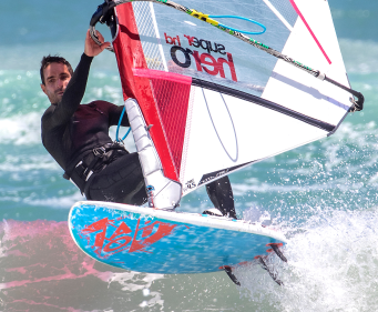 hombre-surf-tabla-de-vela
